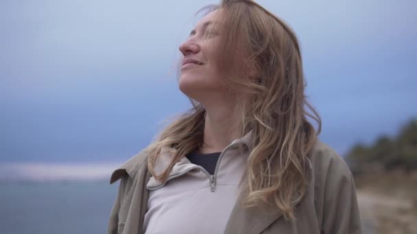 Щасливе Обличчя Жінки Гармонії Собою Тлі Блакитного Неба Моря Ввечері — стокове відео