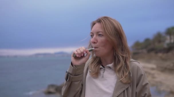 Kobieta Paląca Papierosa Elektronicznego Tle Morza Zbliżenie — Wideo stockowe