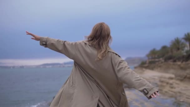 Una Donna Misteriosa Con Braccia Tese Trench Che Esplora Spiaggia — Video Stock