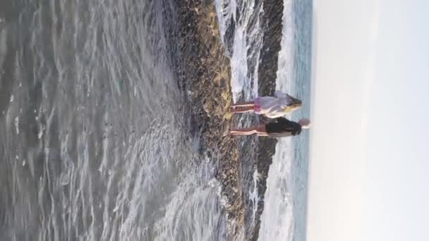 Dikey Video Çocuklar Taş Bir Levhada Çıplak Ayakla Durup Denizde — Stok video