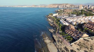 14 Ağustos 2024 Alicante, Cabo de Huertas, bir kayanın üzerindeki deniz ve seçkin villaların insansız hava aracı görüntüleri..