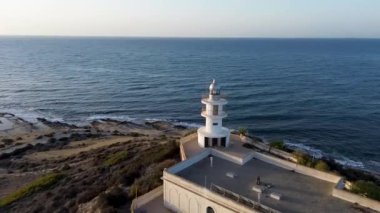 Deniz feneri arka planda, tepede, bir kuadkopterden çekimler, İspanya, Alicante, Cabo de Huertas.
