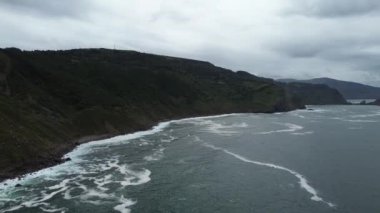İspanya 'nın kuzeyinde bulutlu bir gün, Matxitxako deniz feneri bölgesinde, İHA saldırısı, gökyüzünden güzel bir sahil manzarası. insanlar olmadan