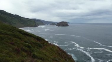 Bu hava görüntülerinde, okyanus üzerindeki şaşırtıcı uçurum manzaraları, kıyıya vuran dalgaları yakalamak ve belirgin bir kaya oluşumu, macera ve sükuneti çağrıştırıyor.