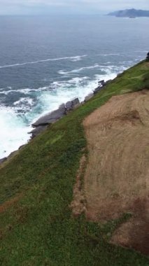 Yukarıdan manzara, yeşil dağ manzarası ve kuzey İspanya 'daki okyanus manzarası..
