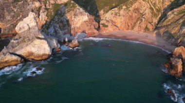 Gökyüzünden güzel bir manzara, insansız kayalar, Portekiz, Rocco Burnu, insansız hava aracı.