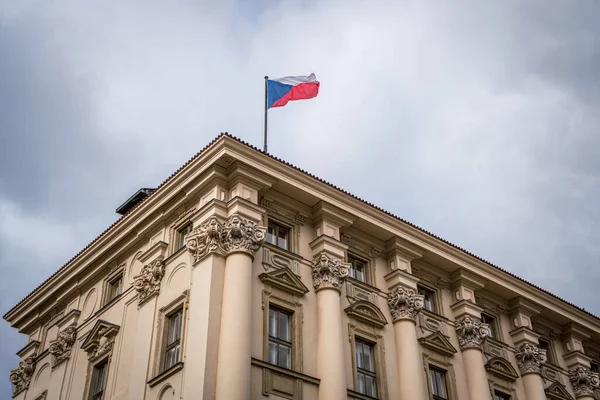 Flaga Republiki Czeskiej Zabytkowym Budynku Stolicy Czech Pradze — Zdjęcie stockowe