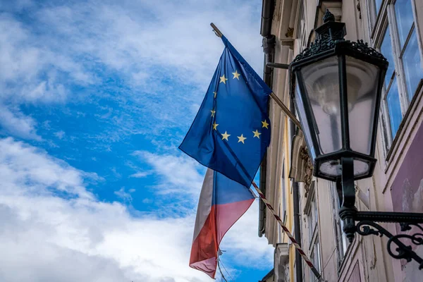 Europeiska Unionen Och Tjeckiska Republiken Flagga Historisk Byggnad Tjeckiska Huvudstaden Stockfoto