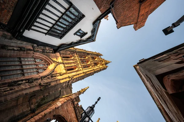英格兰西米德兰历史名城考文垂美丽的老式木制建筑和大教堂 — 图库照片