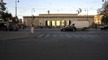 Avusturya 'nın Quarter Müzesi girişinin önünden geçen Viyana şehrinde trafik var..