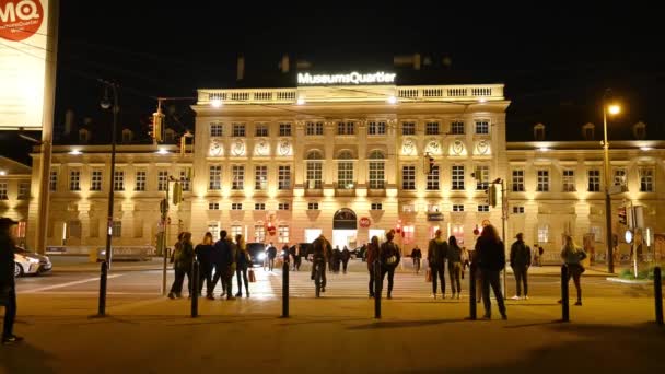 オーストリアのミュージアム クオーター入口前を通るウィーン市内の交通 — ストック動画