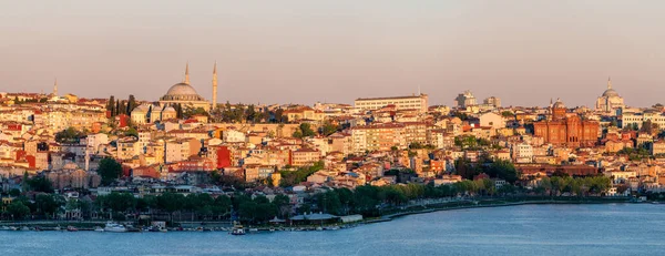 博斯普鲁斯海峡和精致的伊斯坦布尔市的全景 — 图库照片