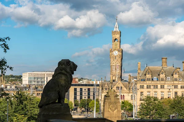León Vigilando Ciudad Bradford Ayuntamiento —  Fotos de Stock