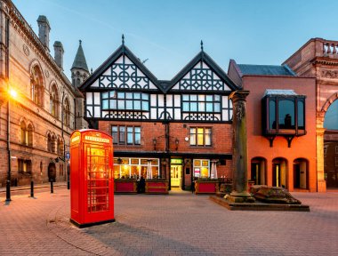 Chester, Cheshire, İngiltere 'de kırmızı telefon kulübesi ve tudor tarzı mimari