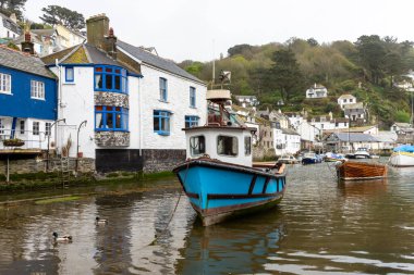 Limanı, balıkçı tekneleri ve Devon UK 'deki balıkçı kulübeleriyle oldukça tarihi Cornish balıkçı köyü manzarası.