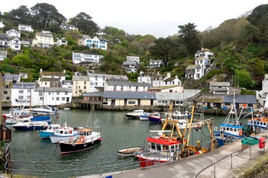 Limanı, balıkçı tekneleri ve Devon UK 'deki balıkçı kulübeleriyle oldukça tarihi Cornish balıkçı köyü manzarası.