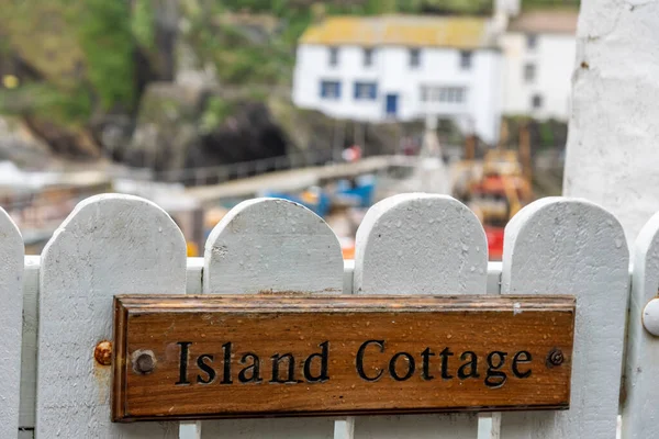 Island Cottage Plaat Geschroefd Een Wit Houten Hek Cornwall Polpero — Stockfoto