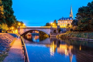Avon Nehri 'nin sakin suları şehirde esiyor ve St Johns Kilisesi' nin çan kulesi İngiltere 'nin Bath kentindeki mavi gökyüzüne çarpıyor.