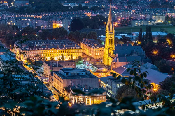 イギリス 夕方にライトアップされた有名なバースシティ教会の空中風景 — ストック写真