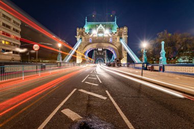 Tower Bridge Londra boyunca ışık rotaları