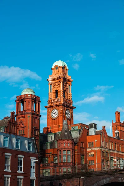 Вежа Готелю Пелес Світанку Манчестер Англія — стокове фото