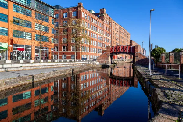 Manchester Daki Rochdale Kanalı Üzerinde Uzanan Tuhaf Kitty Yaya Köprüsü — Stok fotoğraf