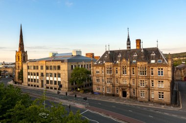 Huddersfield west yorkshire İngiltere'de küçük bir kasaba klasik İngiliz mimarisi