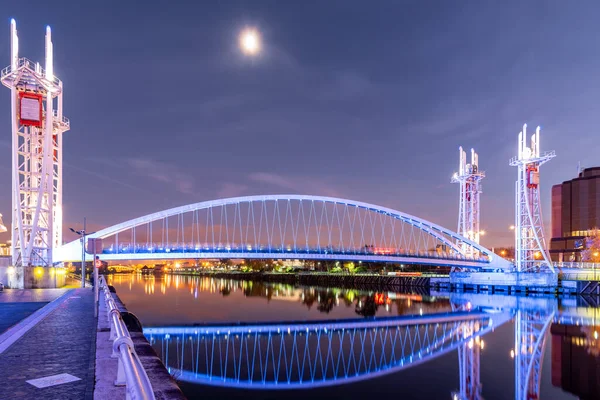 Utsikt Över Staden Och Millennium Bridge Kvällen Manchester — Stockfoto