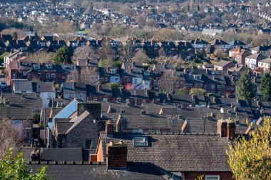 Sheffield, İngiltere 'deki evlerin çatılarının hava görüntüsü.