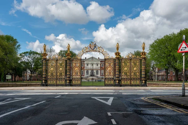 Golden Gates Have Stood Proudly Warrington Town Hall More Century — Stock Photo, Image