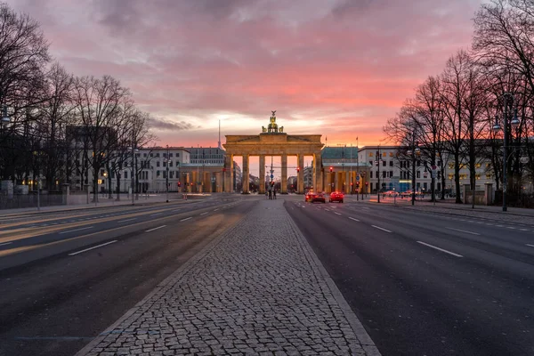 勃兰登堡门 Brandenburg Gate 建在一座前城门的原址上 标志着从柏林通往勃兰登堡和哈维尔的道路的开始 — 图库照片