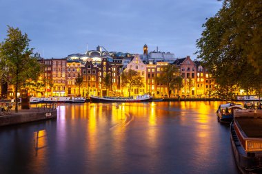 Amsterdam, Hollanda, 1 Eylül 2014. Amsterdam Hollanda merkez istasyonu yakınlarındaki Amstel nehri üzerinde güzel bir turizm bilgi merkezi.