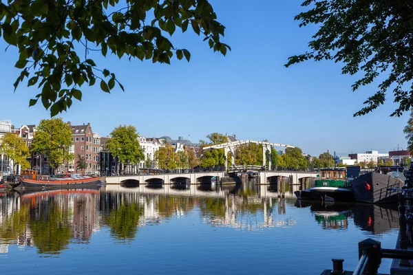 马海丽悬臂吊装大桥上在阿姆斯特丹的阿姆斯特尔运河也被称为瘦桥 — 图库照片