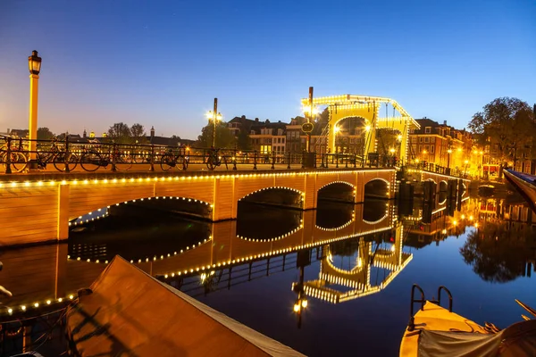 マヘレ カンチレバーを持ち上げるとも呼ばれるスキニー ブリッジのアムステルダムのアムステル運河上の橋します — ストック写真