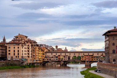 Akşamki Ponte Vecchio manzarası. Floransa, İtalya.. 