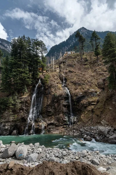 Szenische Ansicht Des Kleinen Wasserfalls Wald Bei Tag — Stockfoto