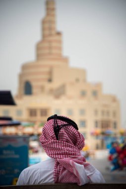 Doha Katar 'da Al Fanar' a bakan kültürel başlıklı erkeklere arka bakış.