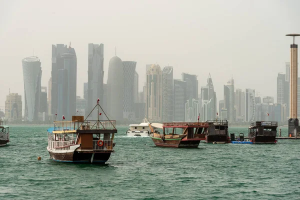 卡塔尔多哈 以摩天大楼的朦胧景象为背景的科利奇传统独木舟珍珠捕鱼船 — 图库照片