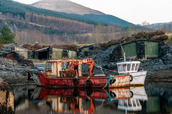 Afgedankte Oude Roestige Vissersboot Afgemeerd Glencoe Loch Leven Schotland — Stockfoto