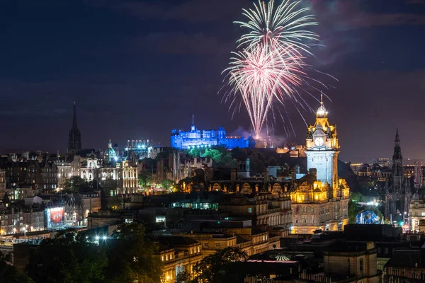 Edinburgh Stadsbilden Med Fyrverkerier Över Slottet Och Balmoral Klocktornet — Stockfoto