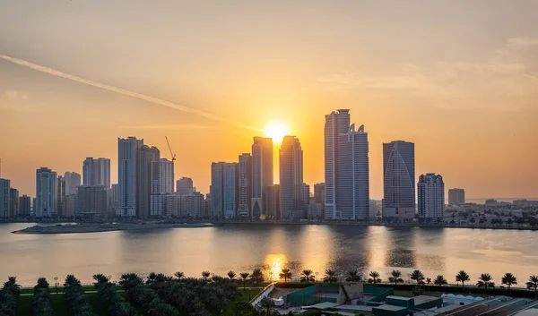 迪拜的天际线 日落的天空和城市建筑 — 图库照片