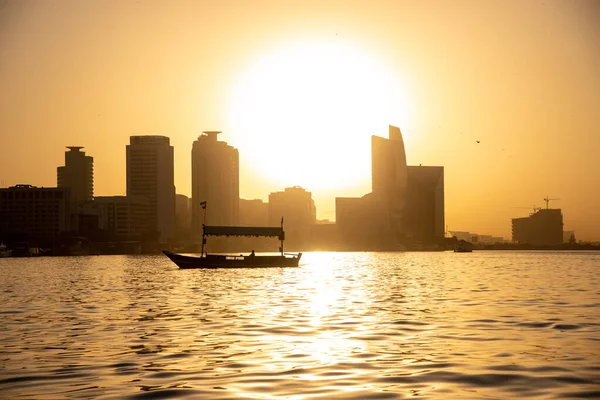Dubajská Architektura Západem Slunce Obloha Loď Mořské Vodě — Stock fotografie