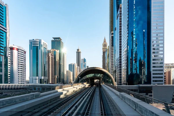 Spojené Arabské Emiráty Železniční Stanice Metra Dubaj Moderní Skleněné Budovy — Stock fotografie