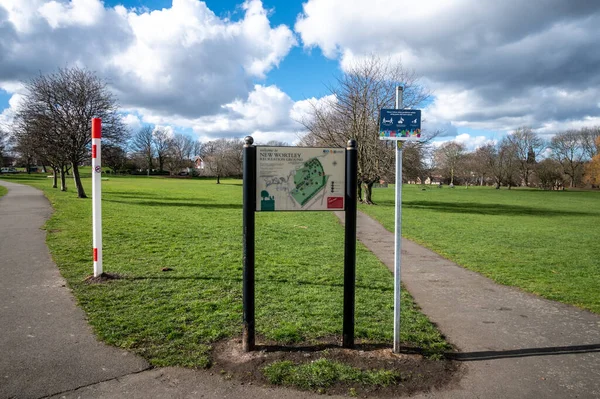 Wege Zum New Wortley Park Mit Stadtplänen Für Leeds — Stockfoto