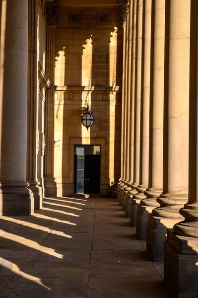 Säulen Mit Marmoreffekt Ergänzen Die Klassische Architektur Des Rathauses Leeds — Stockfoto