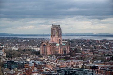 İngiltere 'nin Mersey Nehri ile Liverpool silueti üzerinde hayranlık uyandıran bir manzara.