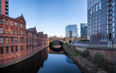 River Irwell kıyıları Manchester Şehir Merkezi, İngiltere