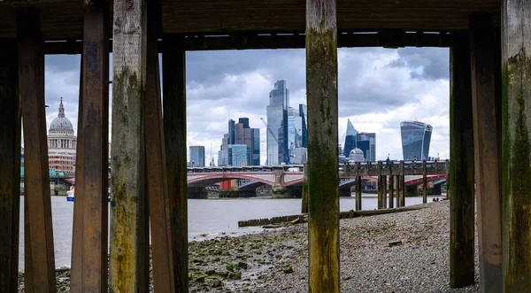 Themse Mit Londoner Skyline Bewölkten Tagen — Stockfoto
