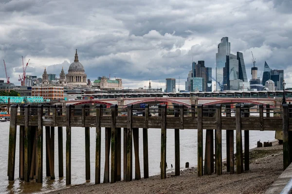 Thames Nehrinin Kıyısındaki Eski Ahşap Armut Londra Silüeti — Stok fotoğraf
