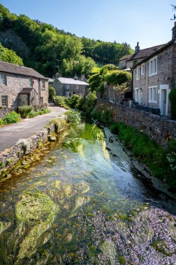 Derbyshire, İngiltere 'deki Peak District Ulusal Parkı' nda küçük bir nehir kanalı..